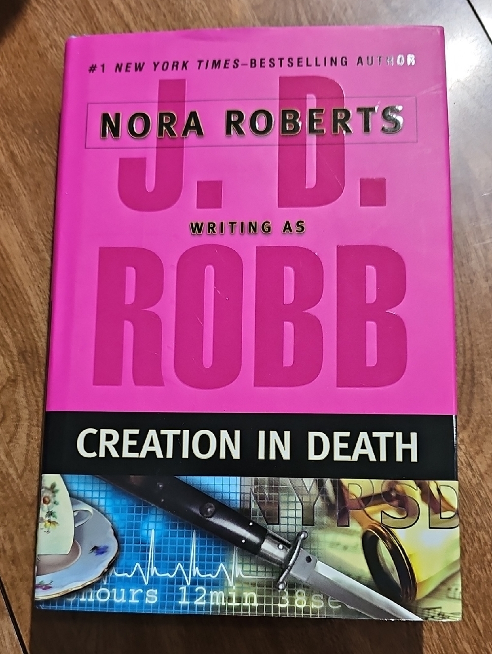 Nora Roberts (J.D. Robb) - Creation in Death - Bright Pink Hardcover